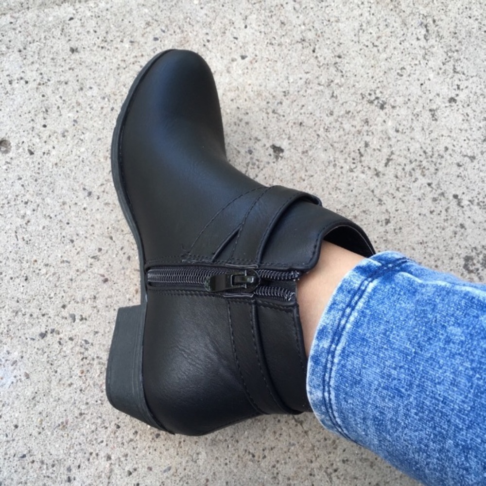 BLACK FAUX LEATHER ANKLE BOOTIE - Picture 3 of 8
